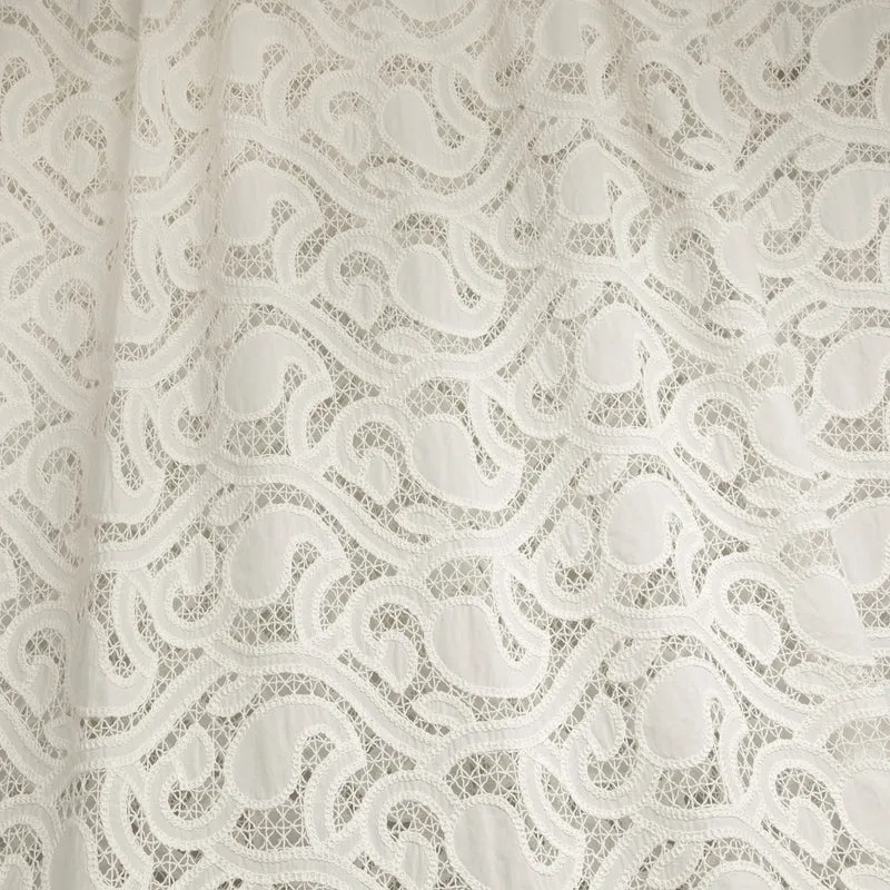 Coton brodé ajouré | Paisley blanc | Deadstock de maison de luxe | 140 cm | Fin de rouleau