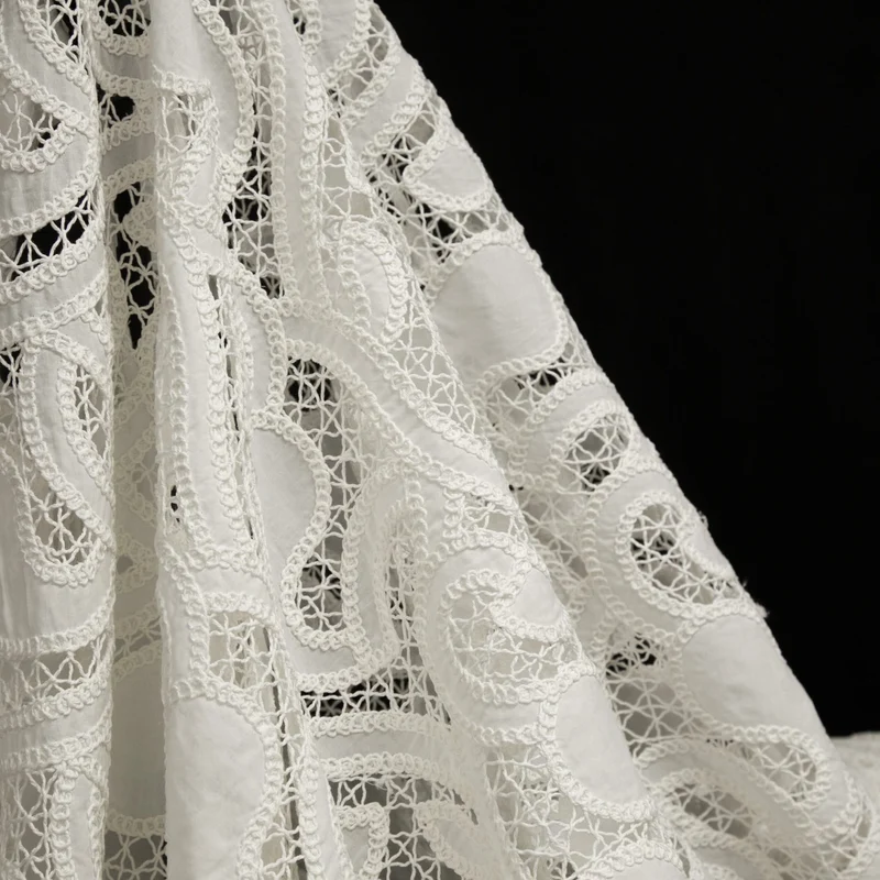 Coton brodé ajouré | Paisley blanc | Deadstock de maison de luxe | 140 cm | Fin de rouleau
