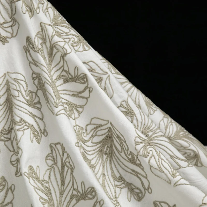 Coton brodé floral ornemental | Ivoire & taupe | Deadstock de fabricant de luxe