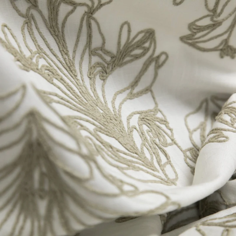 Coton brodé floral ornemental | Ivoire & taupe | Deadstock de fabricant de luxe