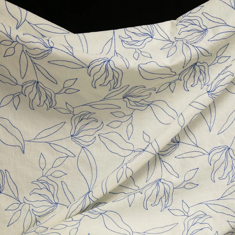 Coton brodé de lignes florales | Ivoire & bleu | Deadstock de fabricant de luxe