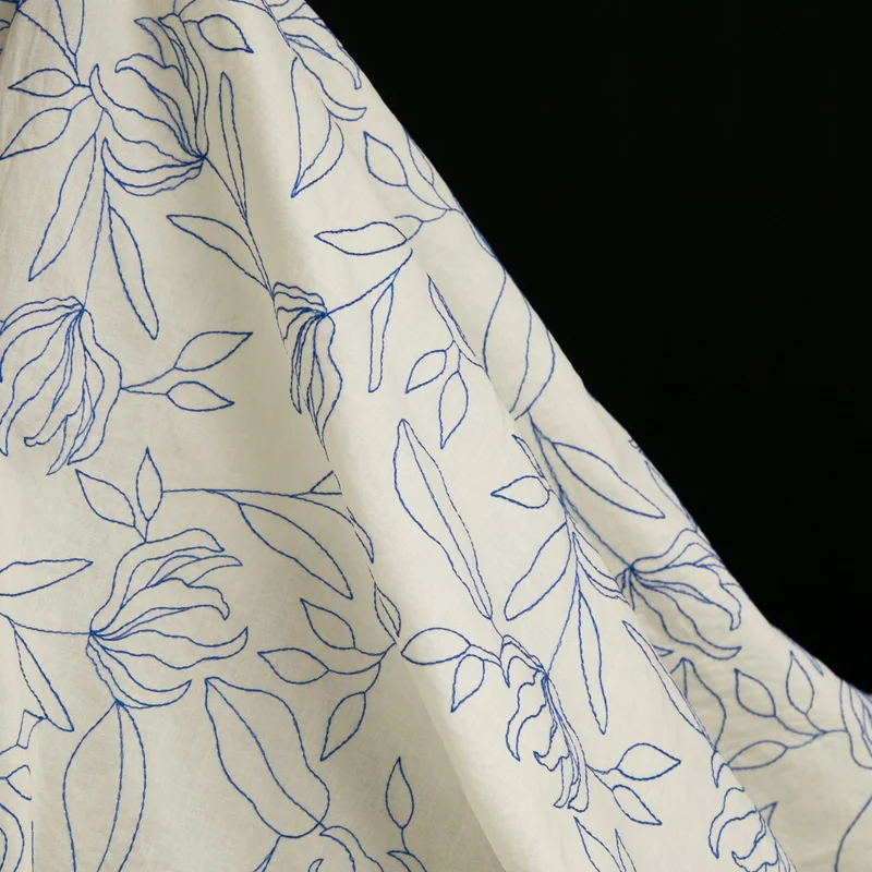 Coton brodé de lignes florales | Ivoire & bleu | Deadstock de fabricant de luxe