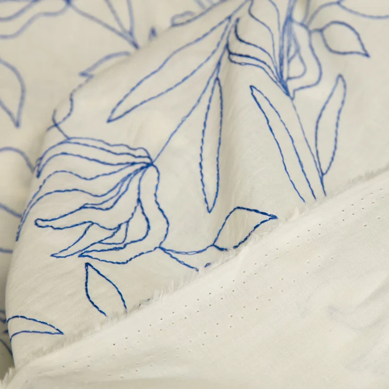 Coton brodé de lignes florales | Ivoire & bleu | Deadstock de fabricant de luxe