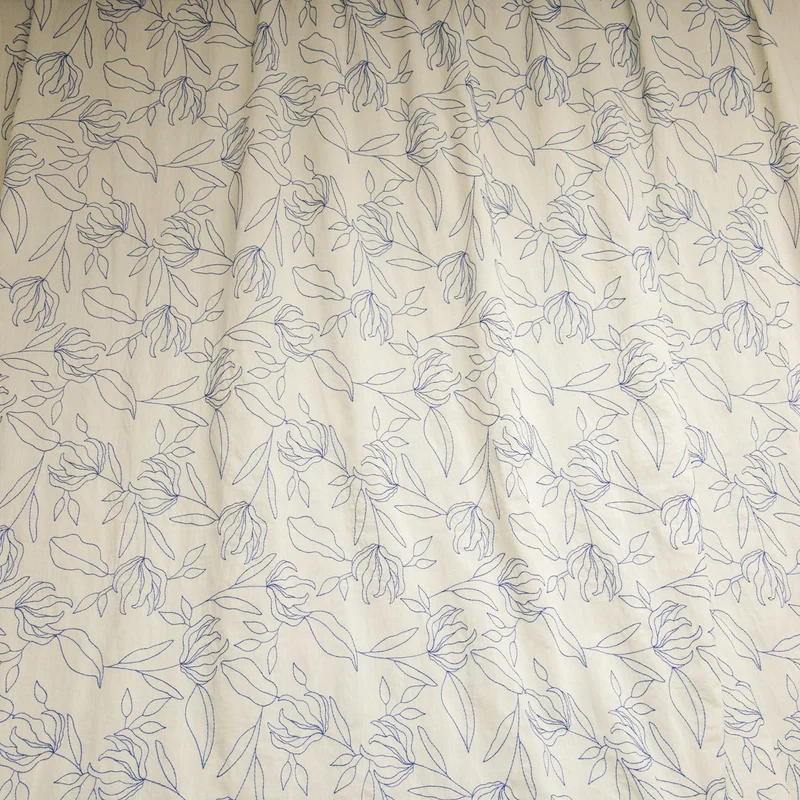 Coton brodé de lignes florales | Ivoire & bleu | Deadstock de fabricant de luxe