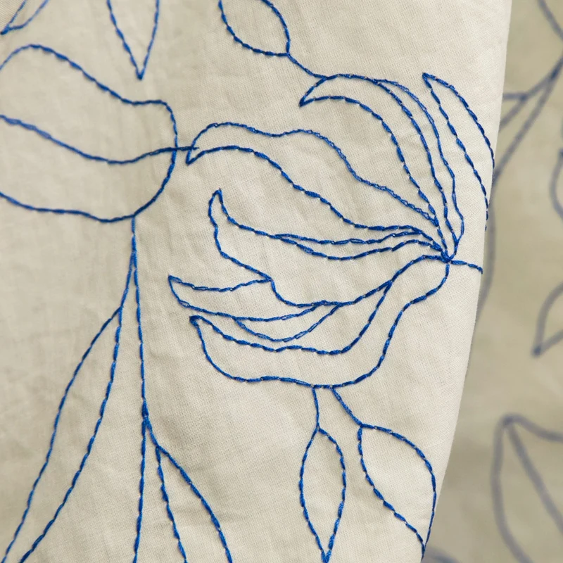 Coton brodé de lignes florales | Ivoire & bleu | Deadstock de fabricant de luxe