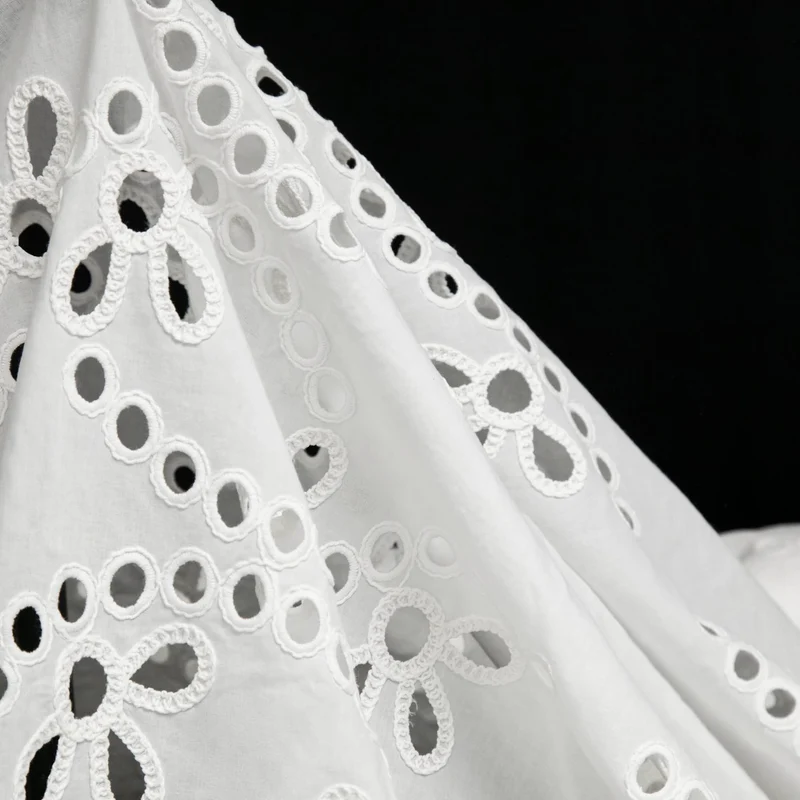 Coton brodé ajouré à bordure | Fleurs blanches | Deadstock de maison de luxe