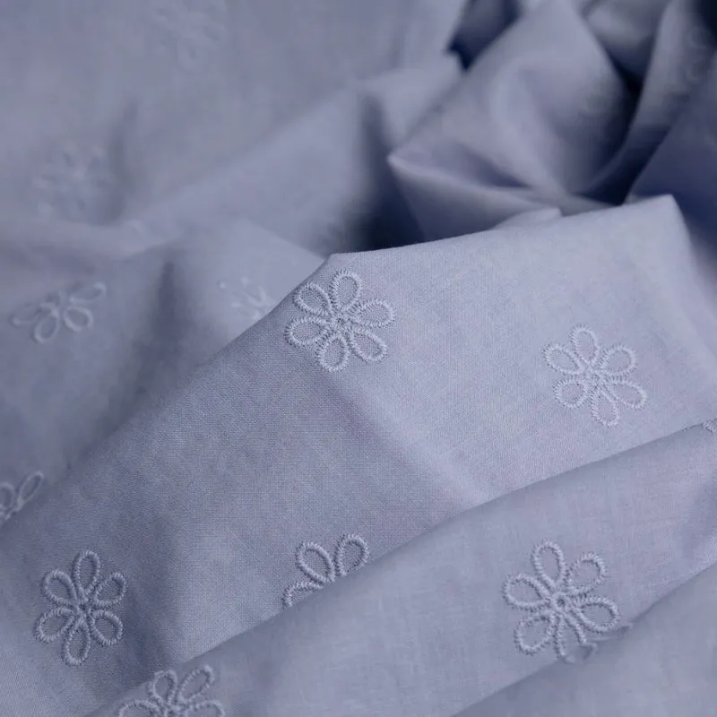Voile de coton brodé | Mini fleurs bleu pervenche | Deadstock de maison de luxe