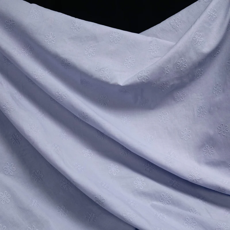 Voile de coton brodé | Mini fleurs bleu pervenche | Deadstock de maison de luxe