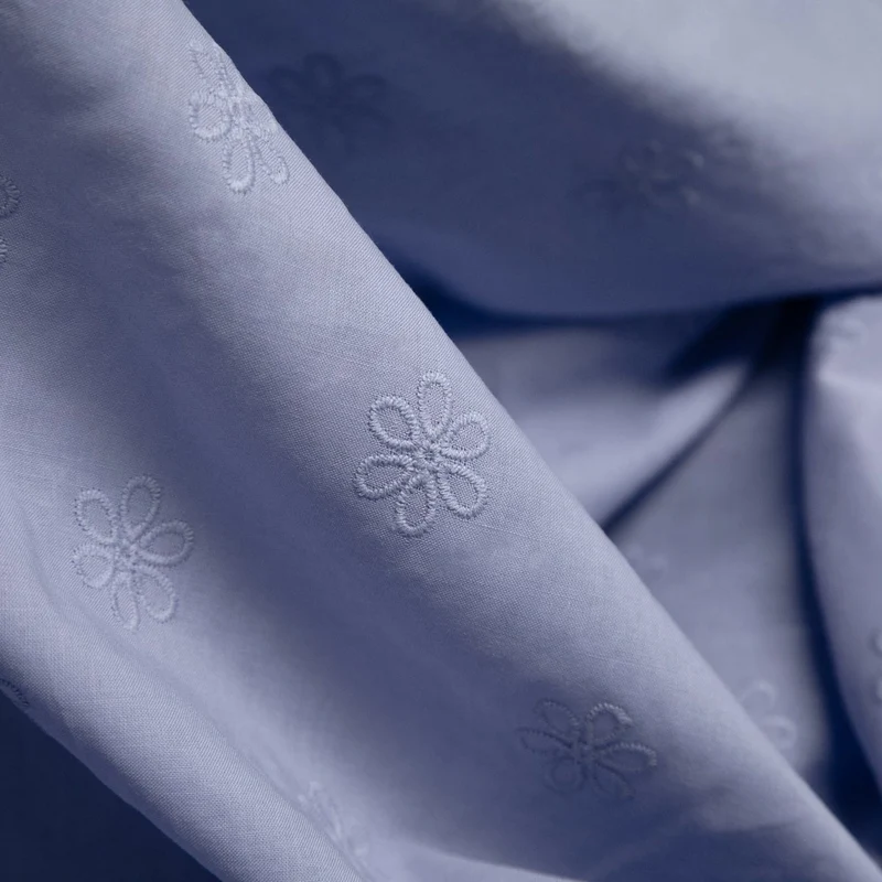 Voile de coton brodé | Mini fleurs bleu pervenche | Deadstock de maison de luxe