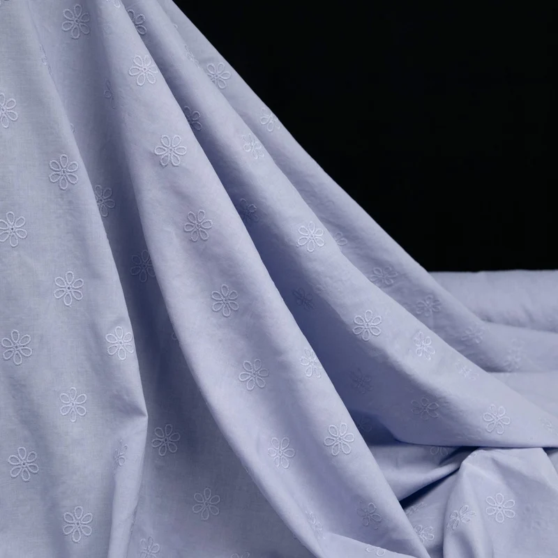 Voile de coton brodé | Mini fleurs bleu pervenche | Deadstock de maison de luxe