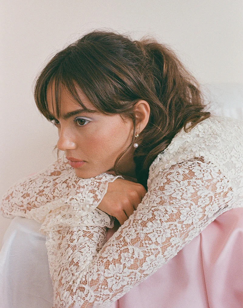 Silvanna Long Sleeve Keyhole Mini Dress in Lace Ivory (Mini robe à manches longues avec trou de serrure en dentelle)
