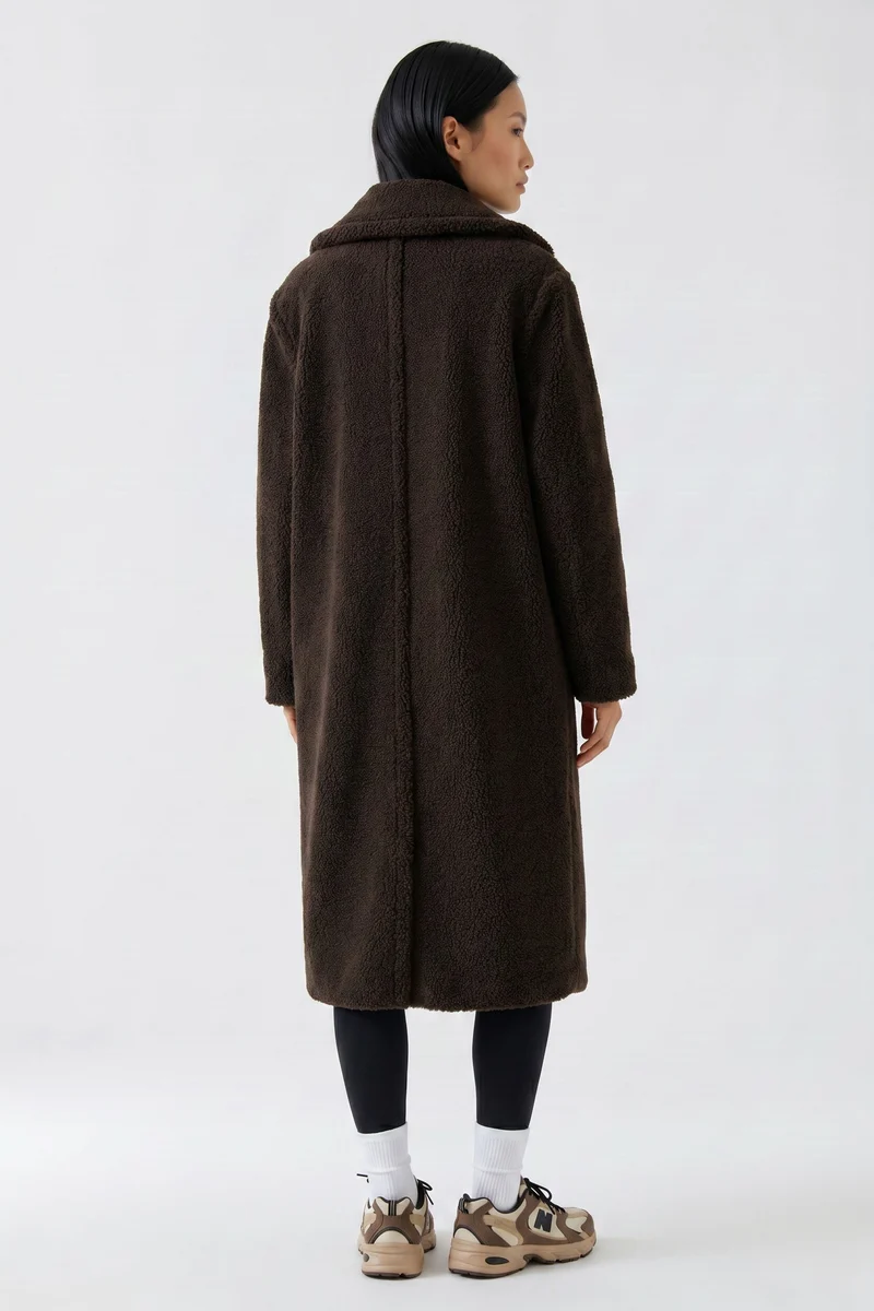 Manteau long duveteux à larges revers