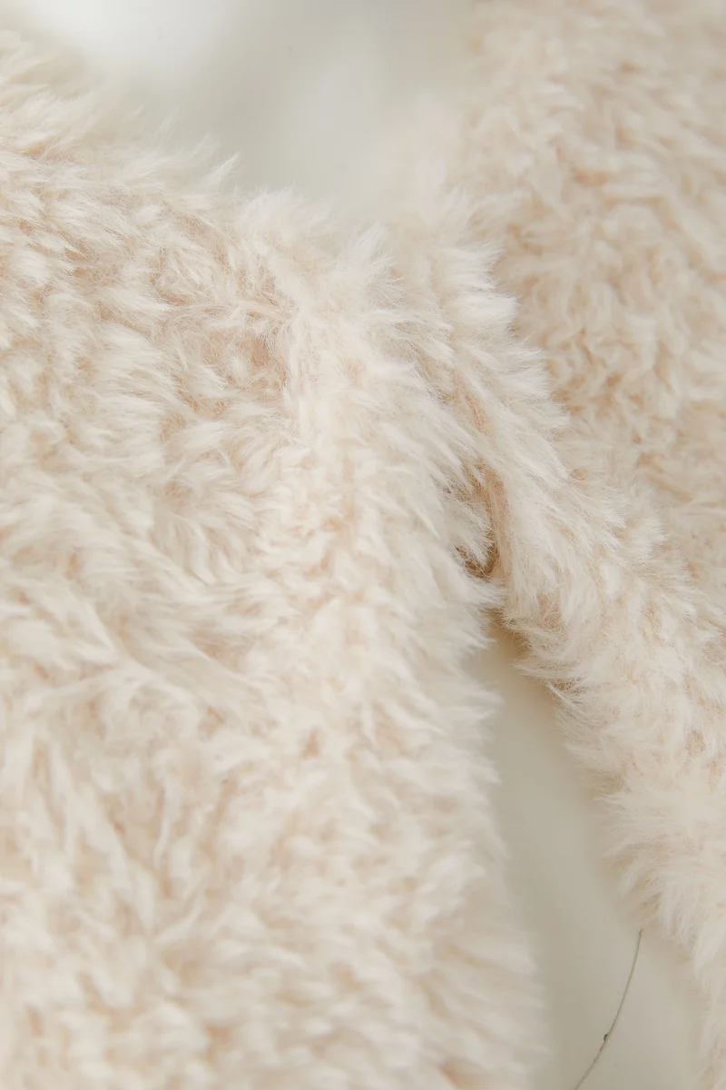 Veste courte sans manches à texture pelucheuse
