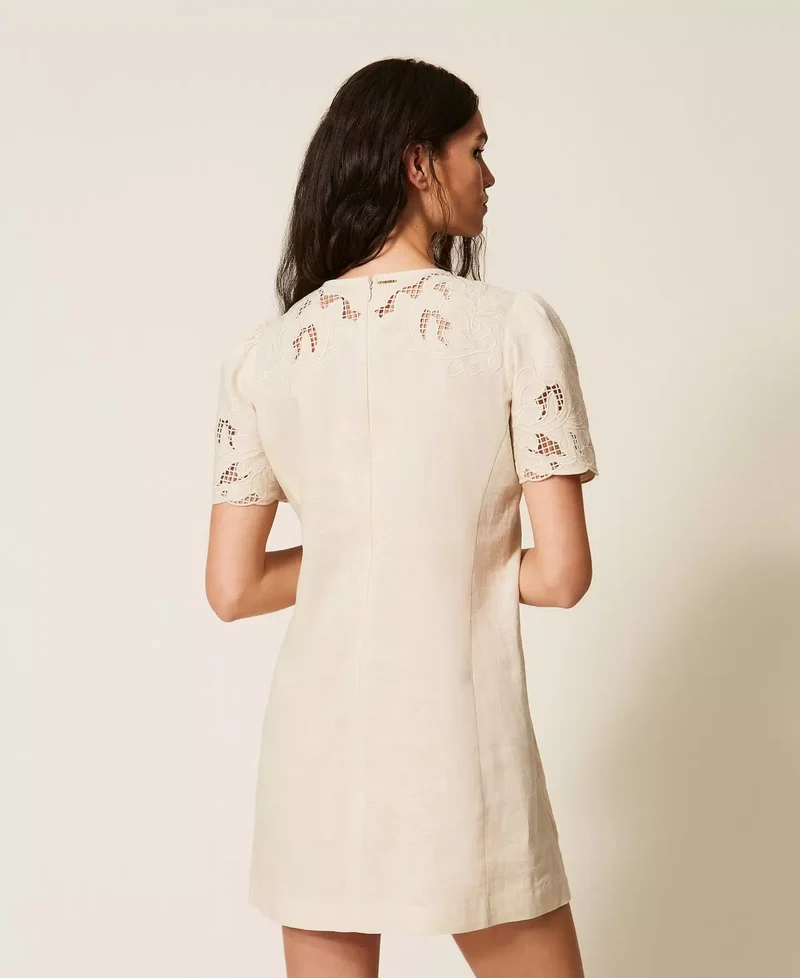 Robe courte droite à broderie florale