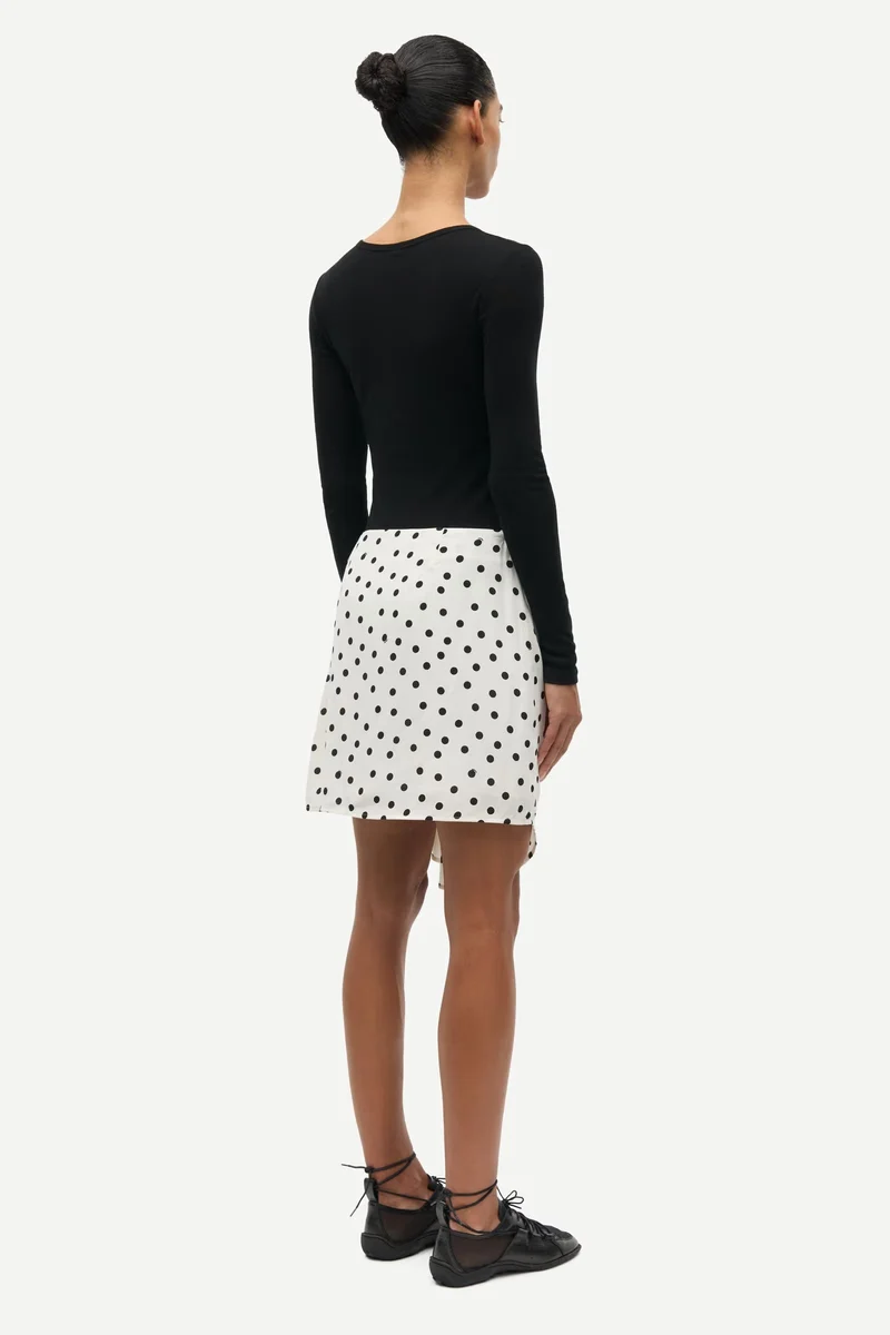Jupe courte Iben drapée à pois