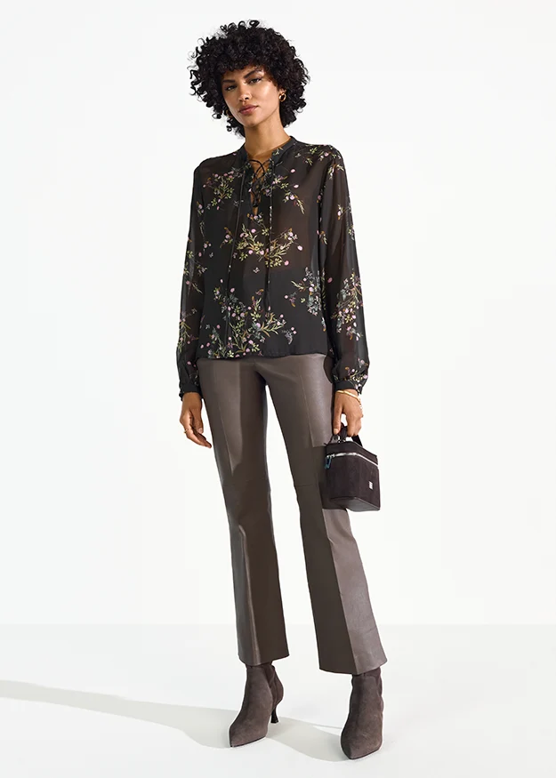 Blouse fleurie vaporeuse à col lacé