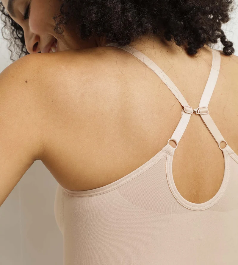 Body femme invisible et sculptant Nude Dim Silhouette Seconde peau