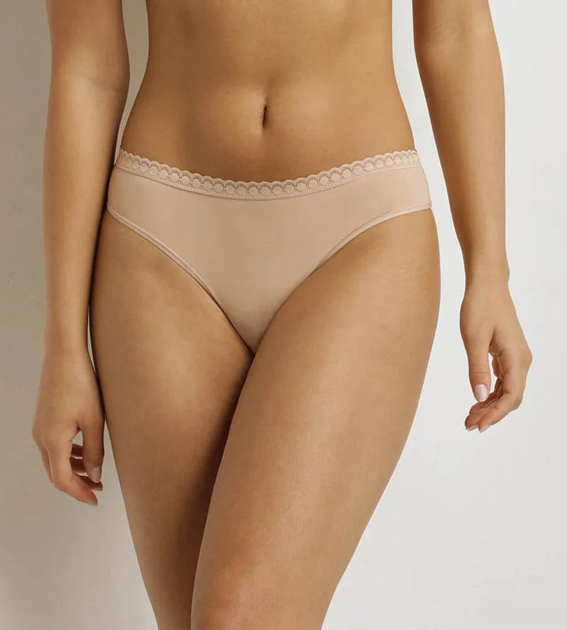 String femme avec dentelle Nude Daily Micro