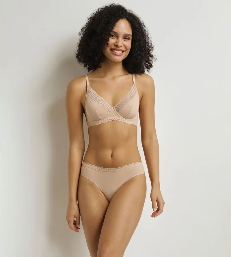 String femme avec dentelle Nude Daily Micro