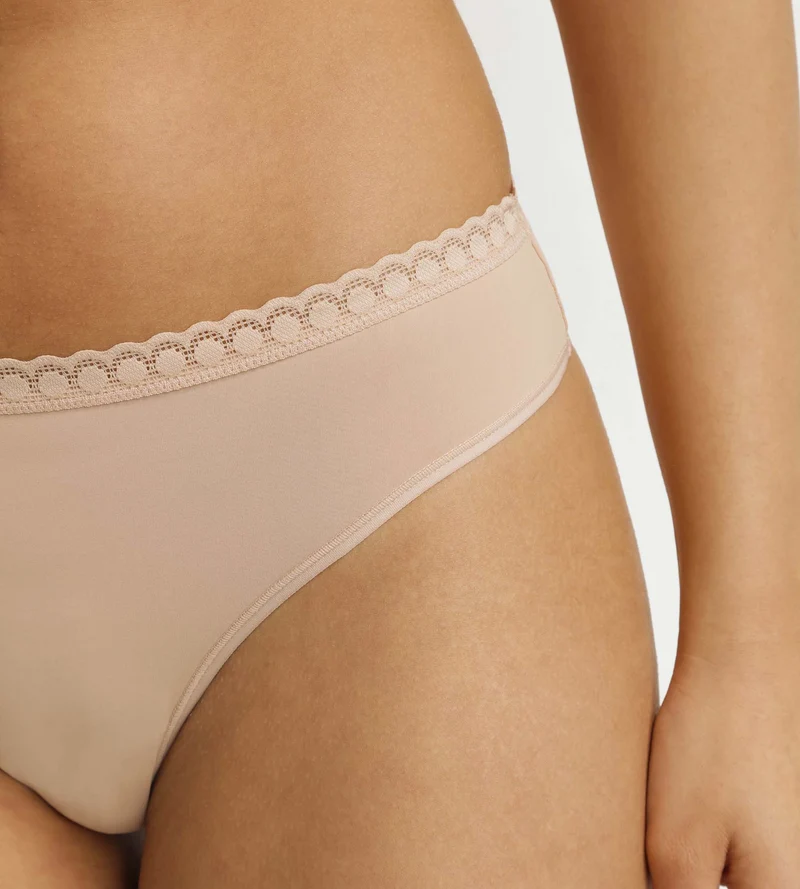String femme avec dentelle Nude Daily Micro