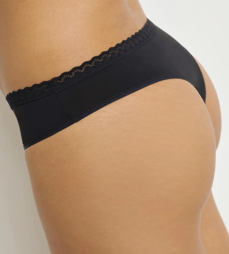String femme avec dentelle Noire Daily Micro