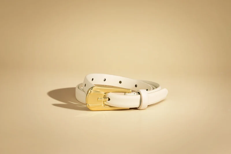 Ceinture Carini en cuir mince avec boucle dorée