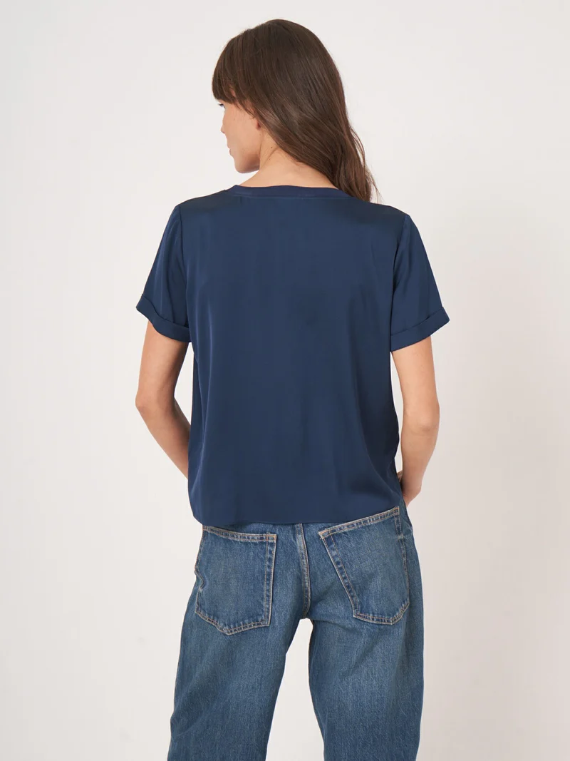 Blouse en satin de soie à col rond
