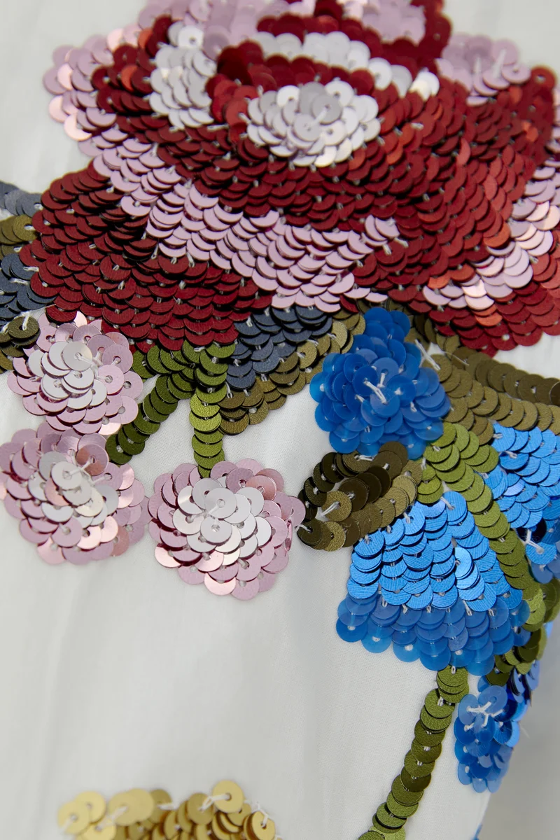 Blouse droite brodée à motifs floraux et sequins