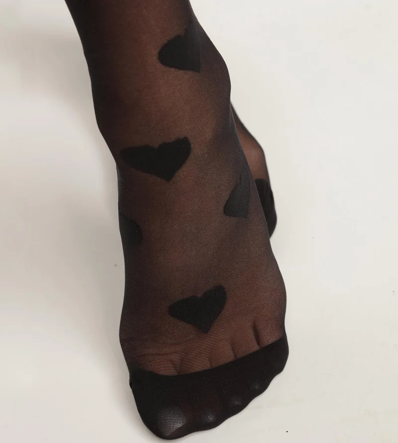Socquettes femme en voile transparent Noir aux motifs coeurs Dim Style