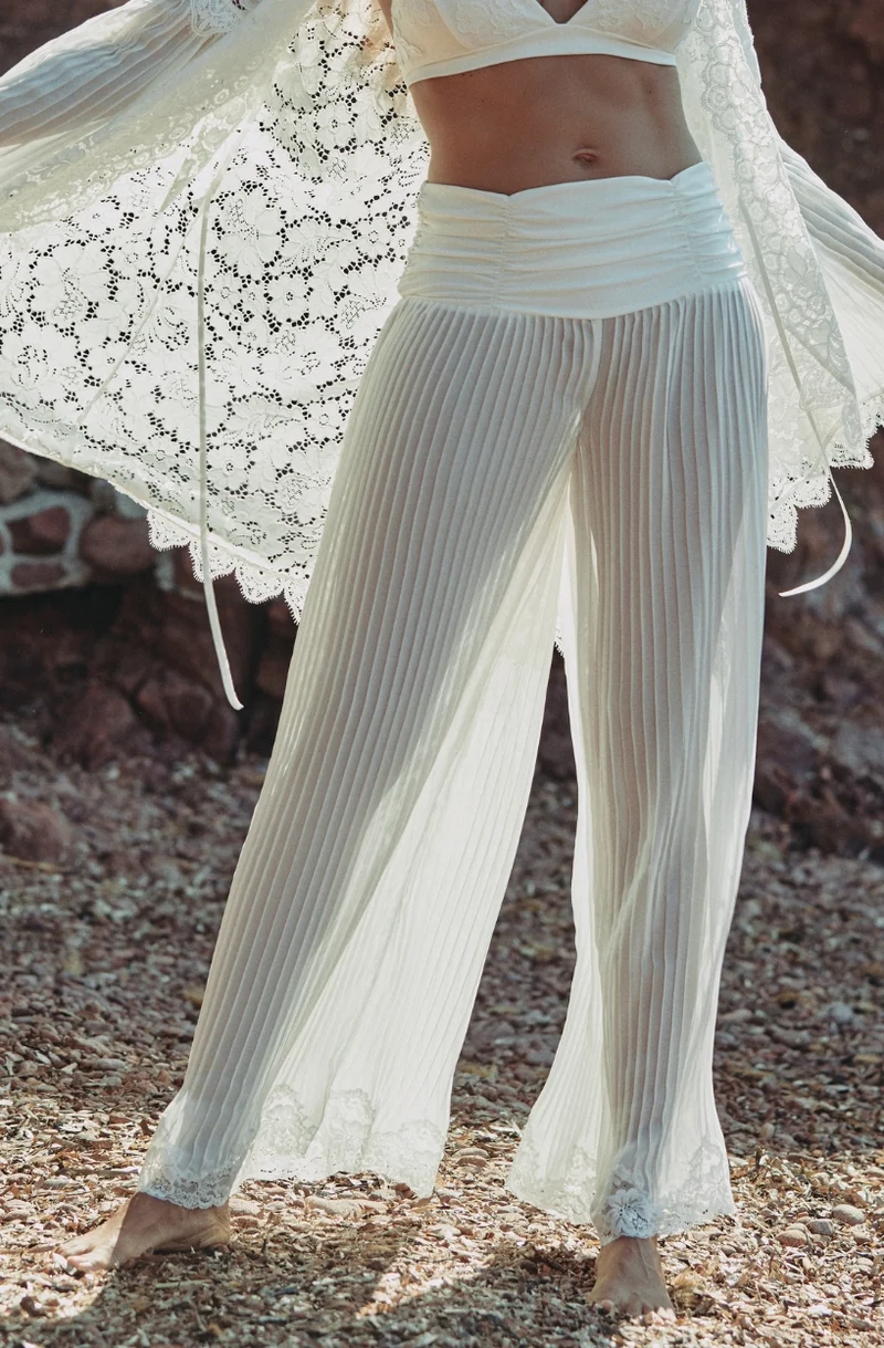 Pantalon ample Céleste en mousseline plissée et dentelle blanche