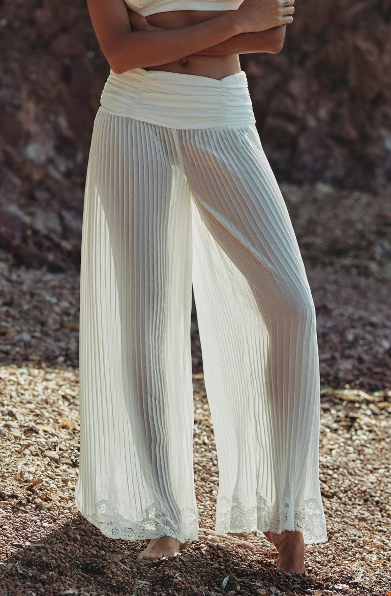 Pantalon ample Céleste en mousseline plissée et dentelle blanche
