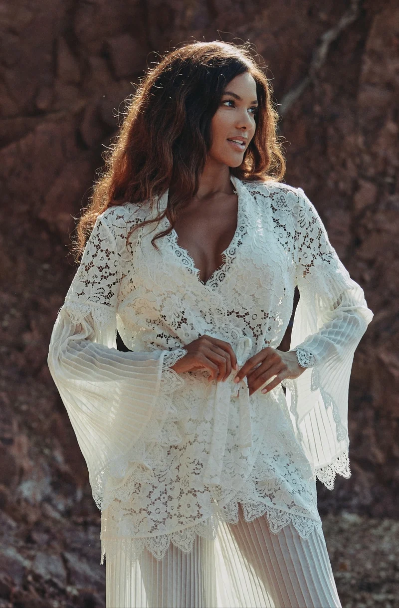Kimono court Céleste en dentelle et mousseline plissée blanche