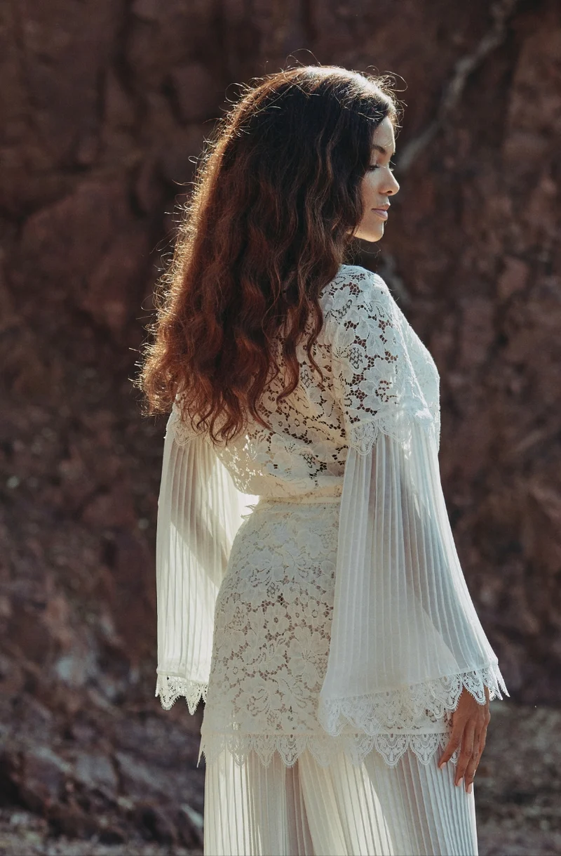 Kimono court Céleste en dentelle et mousseline plissée blanche