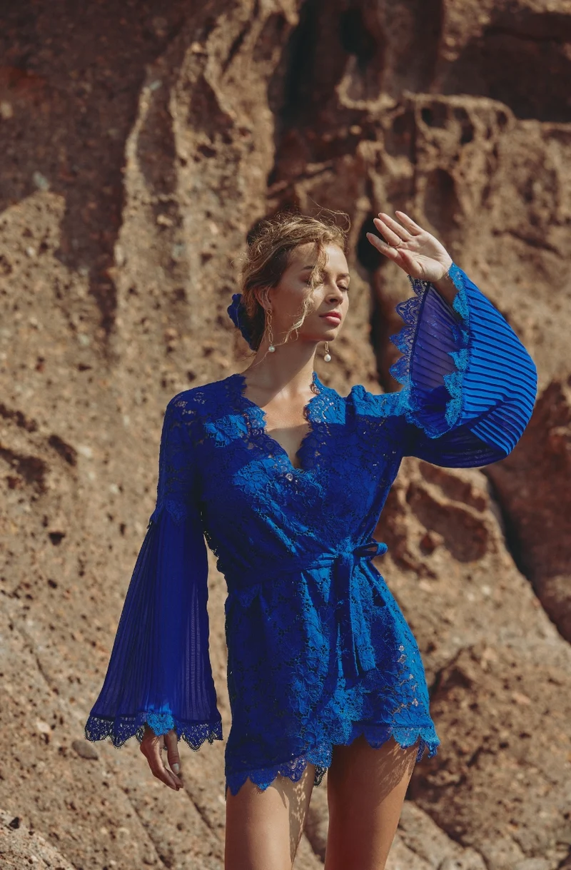 Kimono court Céleste en dentelle et mousseline plissée bleue