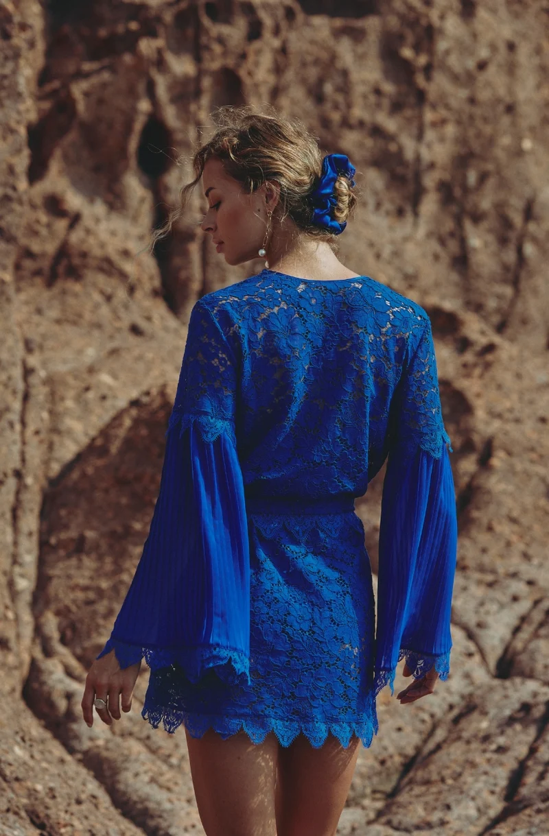 Kimono court Céleste en dentelle et mousseline plissée bleue