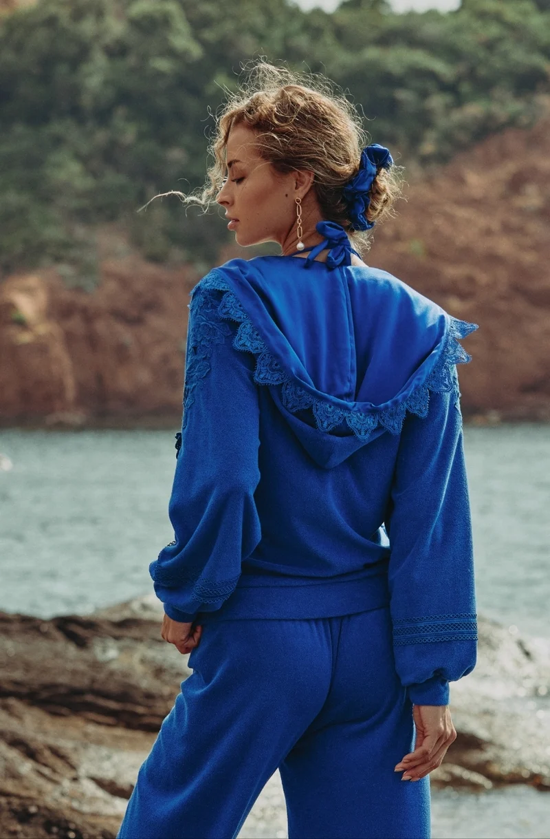 Veste à capuche Céleste en molleton de coton et broderies bleues
