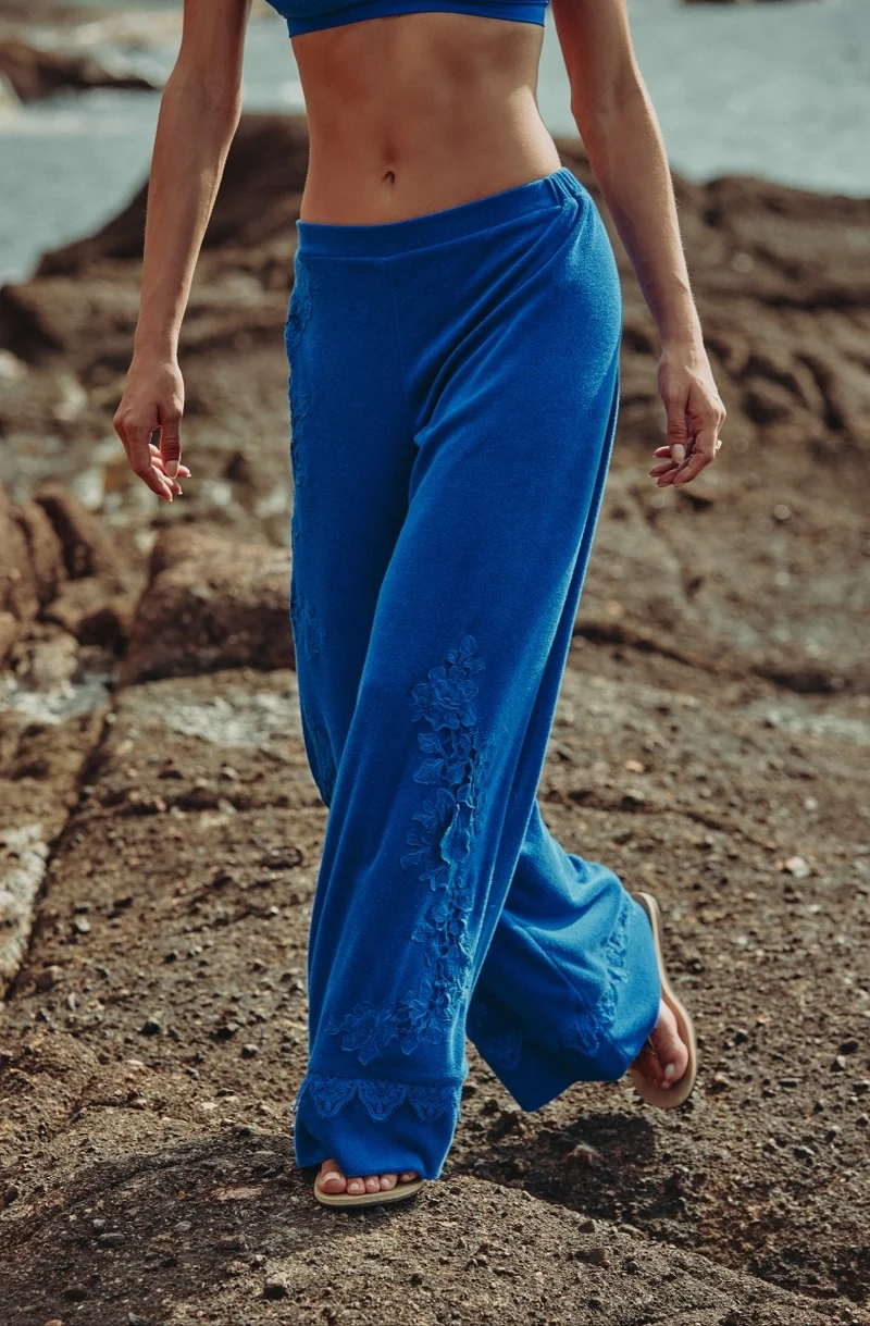 Pantalon Céleste en molleton de coton bleu et broderies