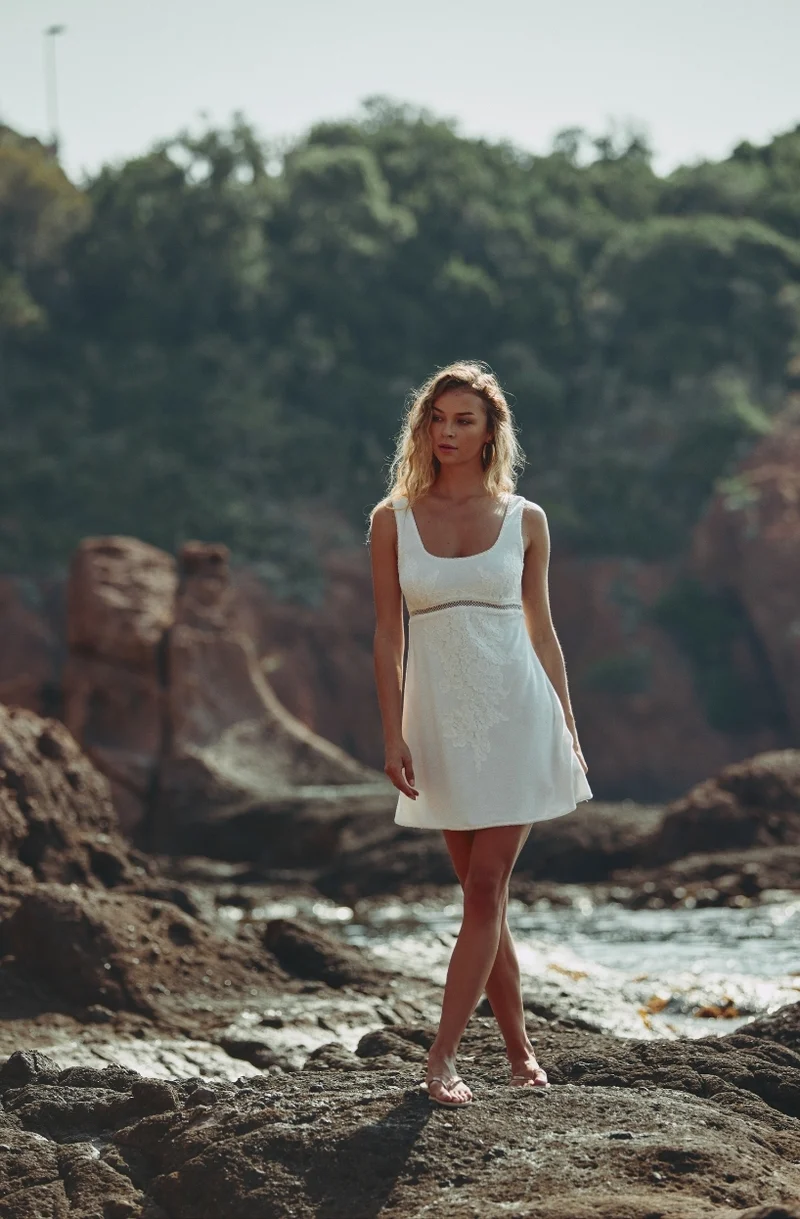 Robe courte Céleste en molleton de coton et dentelle blanche