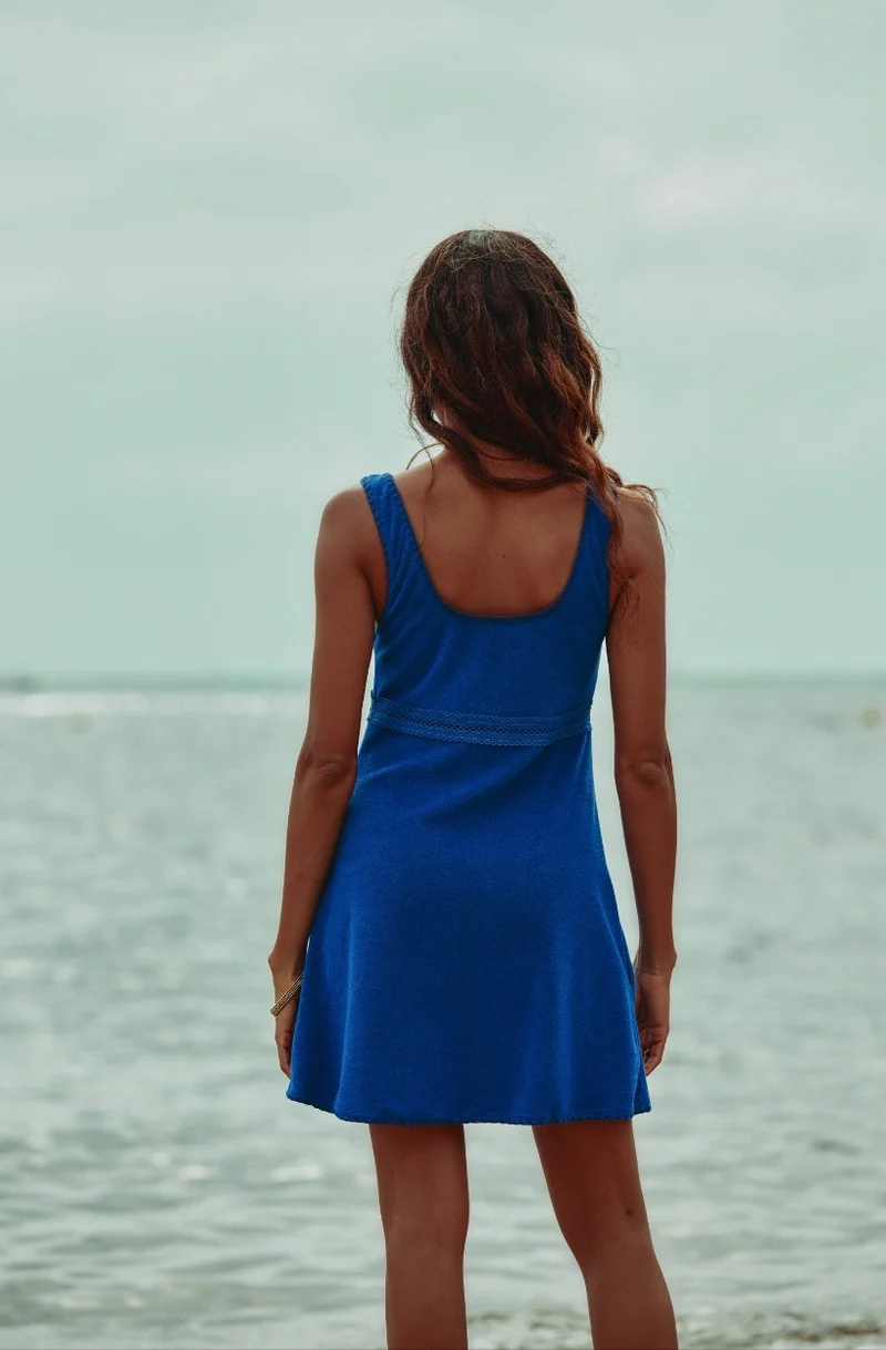 Robe courte Céleste en molleton de coton et dentelle bleue