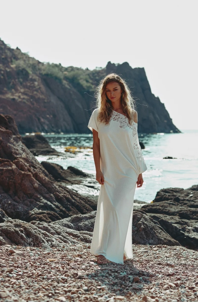 Robe longue blanche à épaule dénudée Céleste en molleton de coton et dentelle