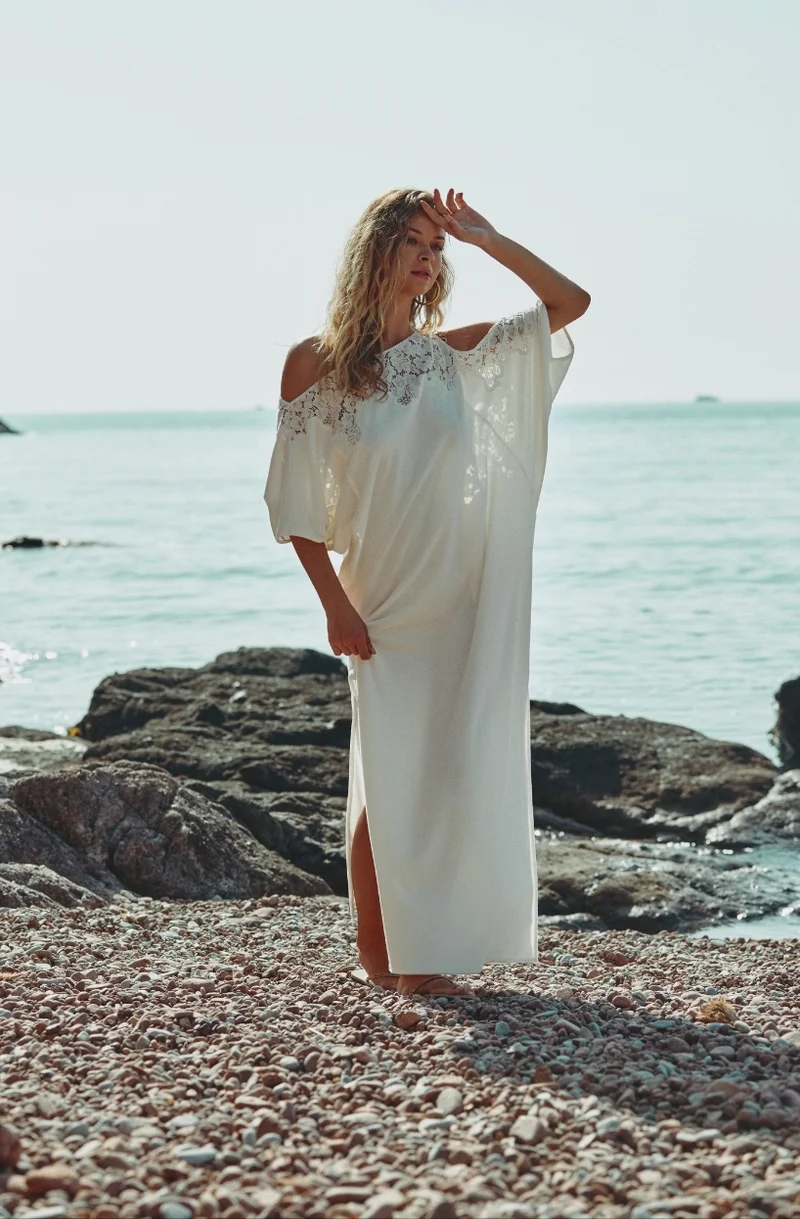 Robe longue blanche à épaule dénudée Céleste en molleton de coton et dentelle