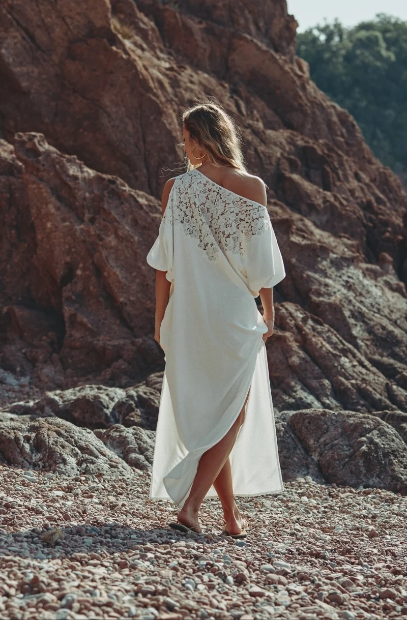 Robe longue blanche à épaule dénudée Céleste en molleton de coton et dentelle
