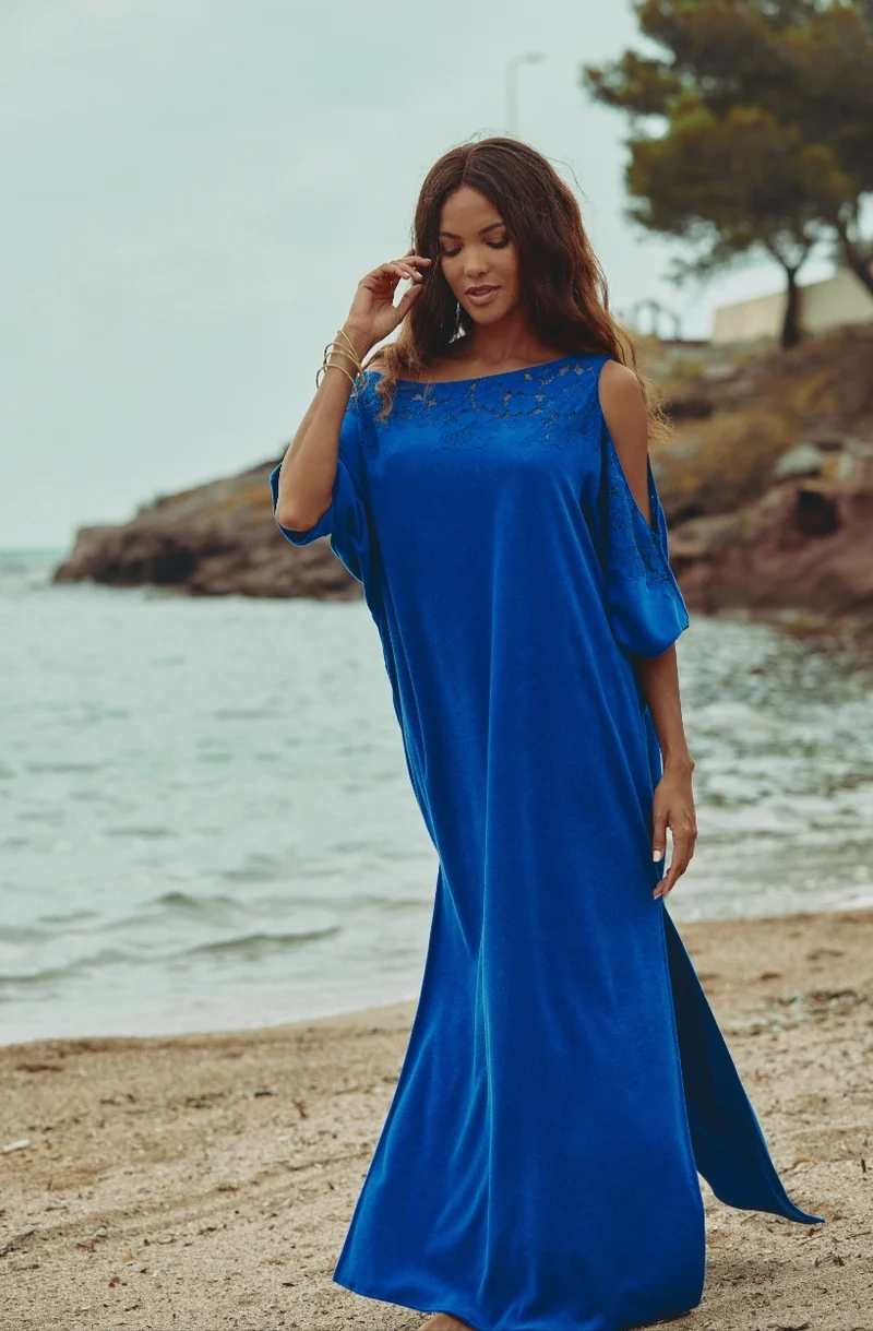 Robe longue bleue à épaule dénudée Céleste en molleton de coton et dentelle