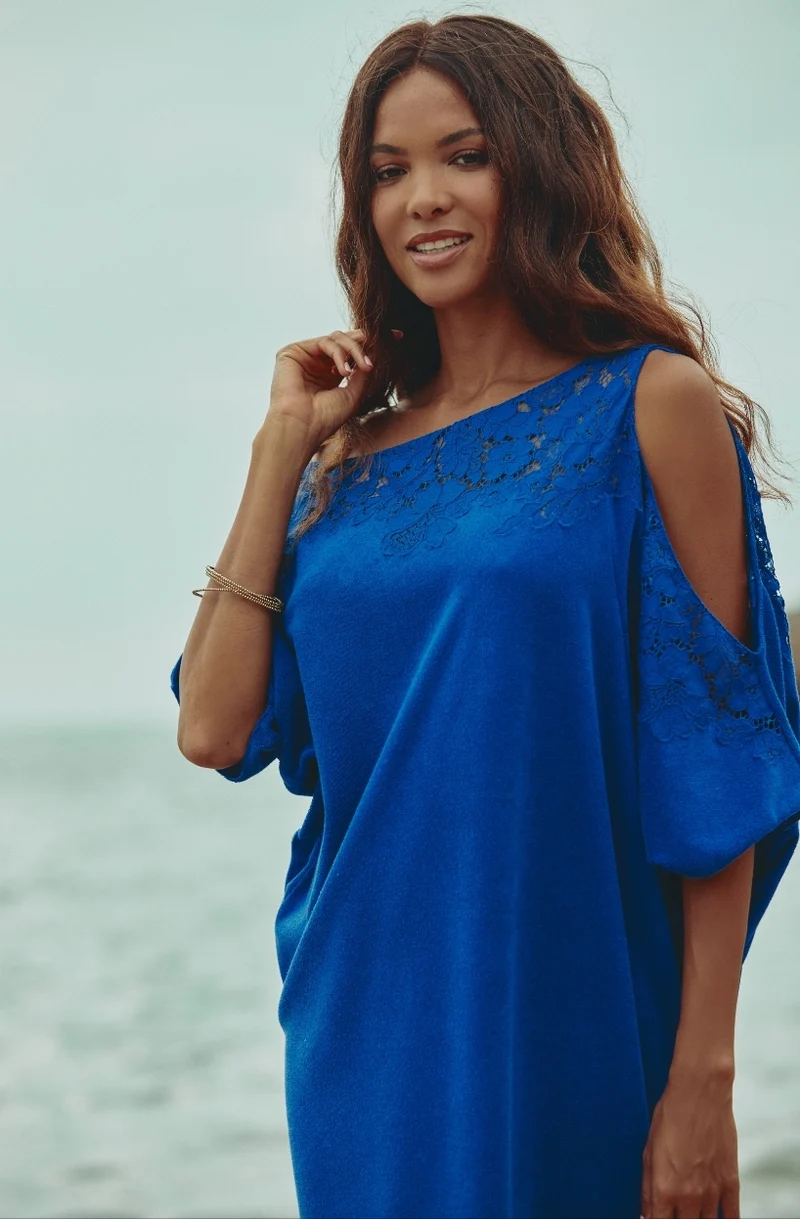 Robe longue bleue à épaule dénudée Céleste en molleton de coton et dentelle
