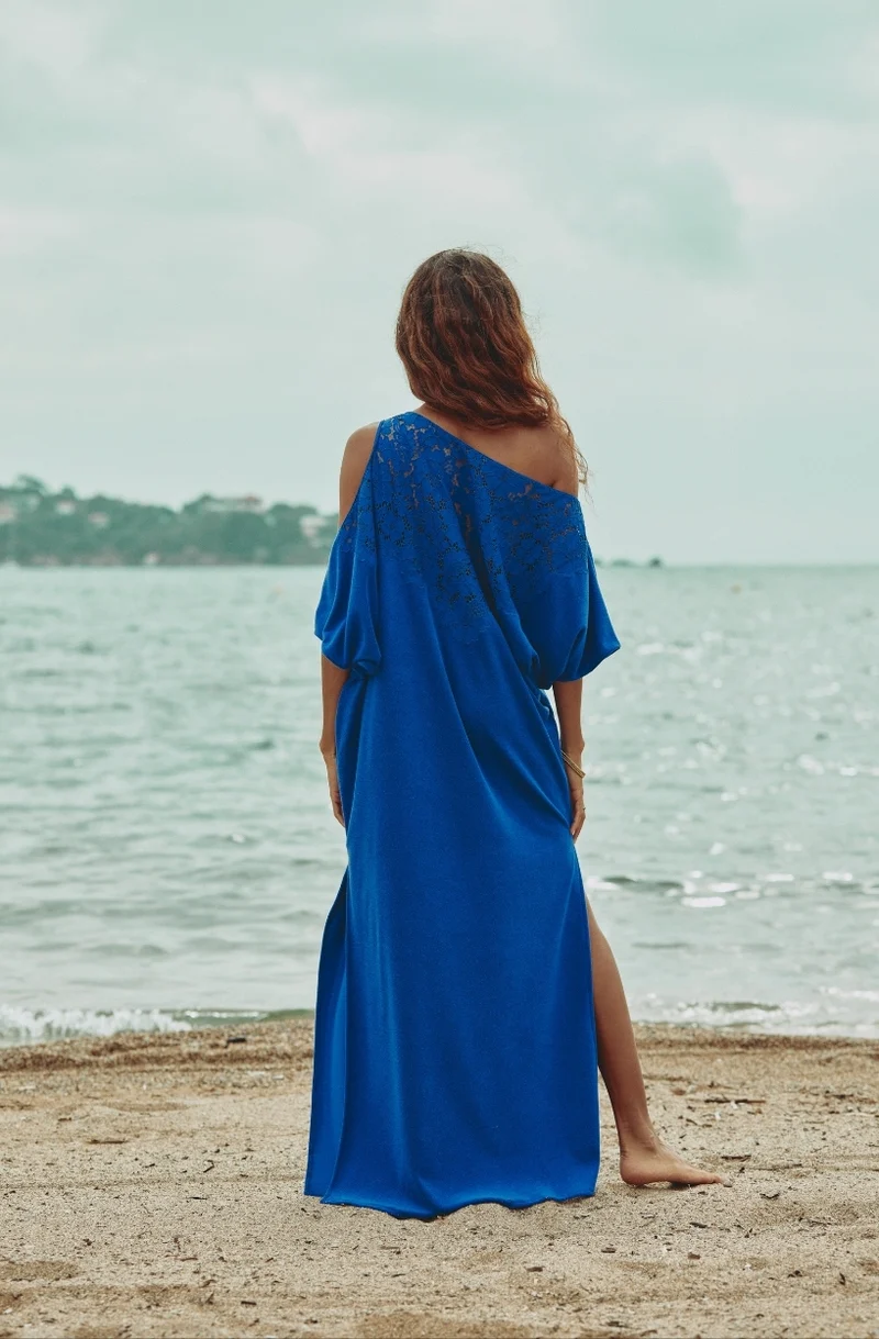 Robe longue bleue à épaule dénudée Céleste en molleton de coton et dentelle