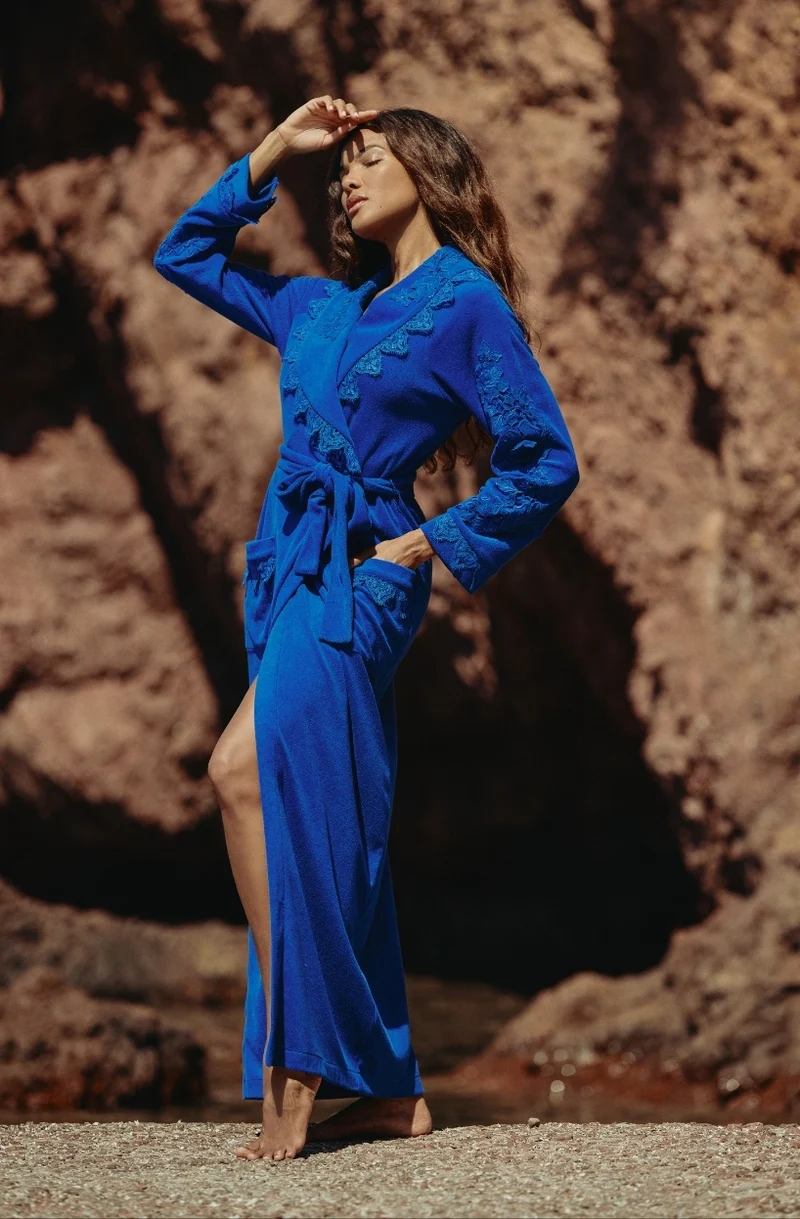 Peignoir long Céleste en molleton de coton et broderies bleues