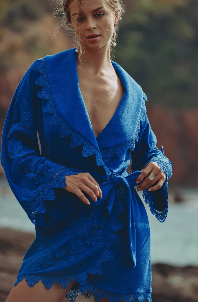 Peignoir court Céleste en molleton de coton et broderies bleues