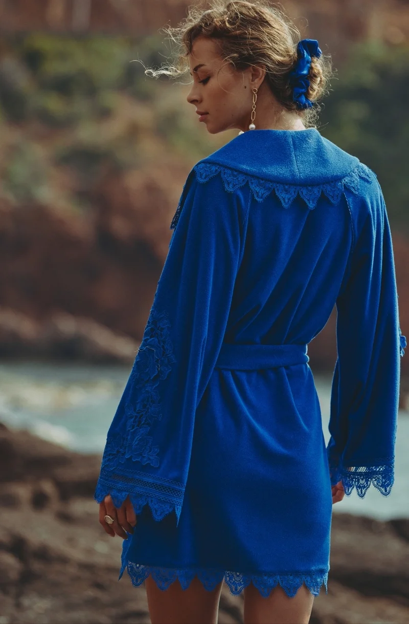 Peignoir court Céleste en molleton de coton et broderies bleues