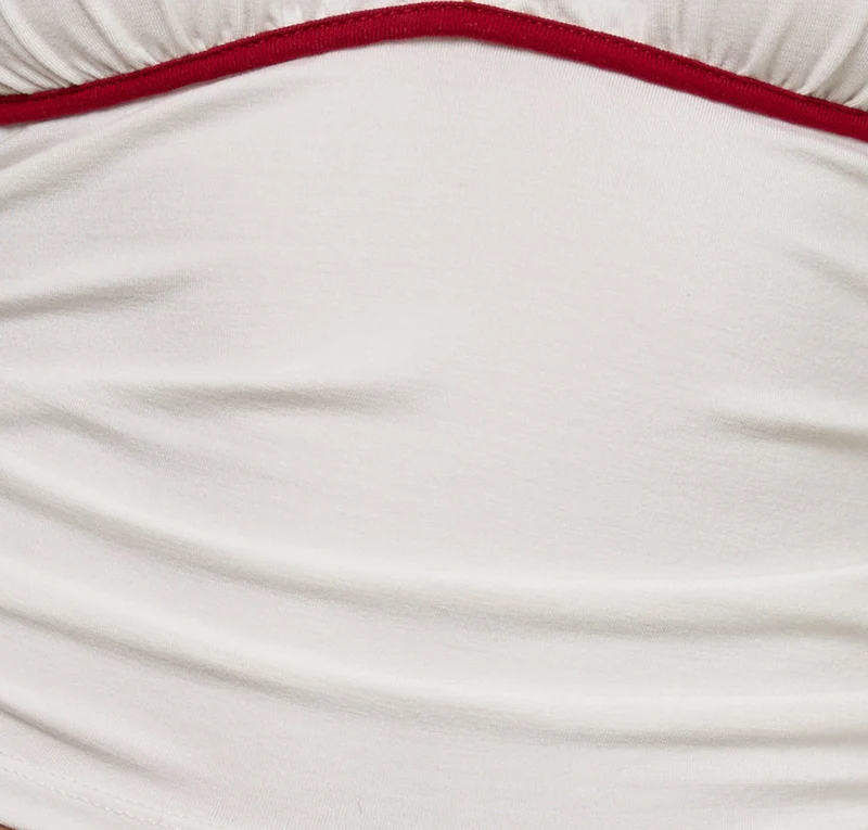 Abeth Halterneck Top in White with Adrenaline Red Piping (Top dos nu en blanc avec passepoil rouge adrénaline)