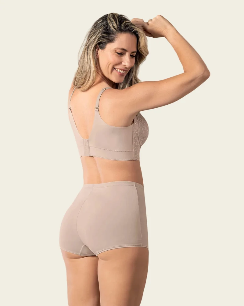Soutien-gorge avec armatures et coque en arc de cercle.